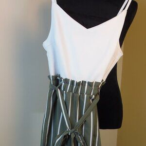Vine & Valley Women's SZ LG Green with White One piece Jump Suit‎